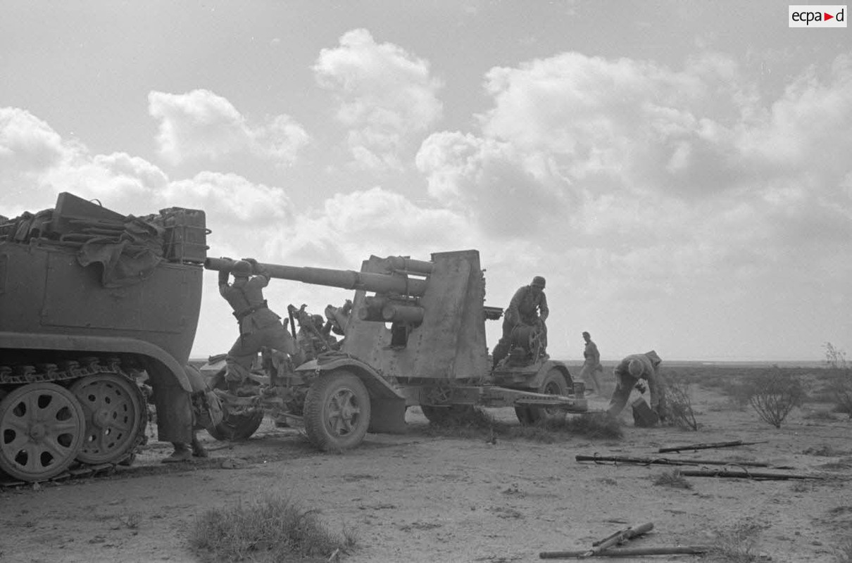Un semi-chenillé Sd.kfz.7 tractant une pièce de 8,8 cm FlaK 37 (2)