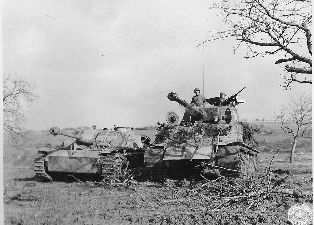 Stug III junto a un Sherman M4A3E8 con blindaje 