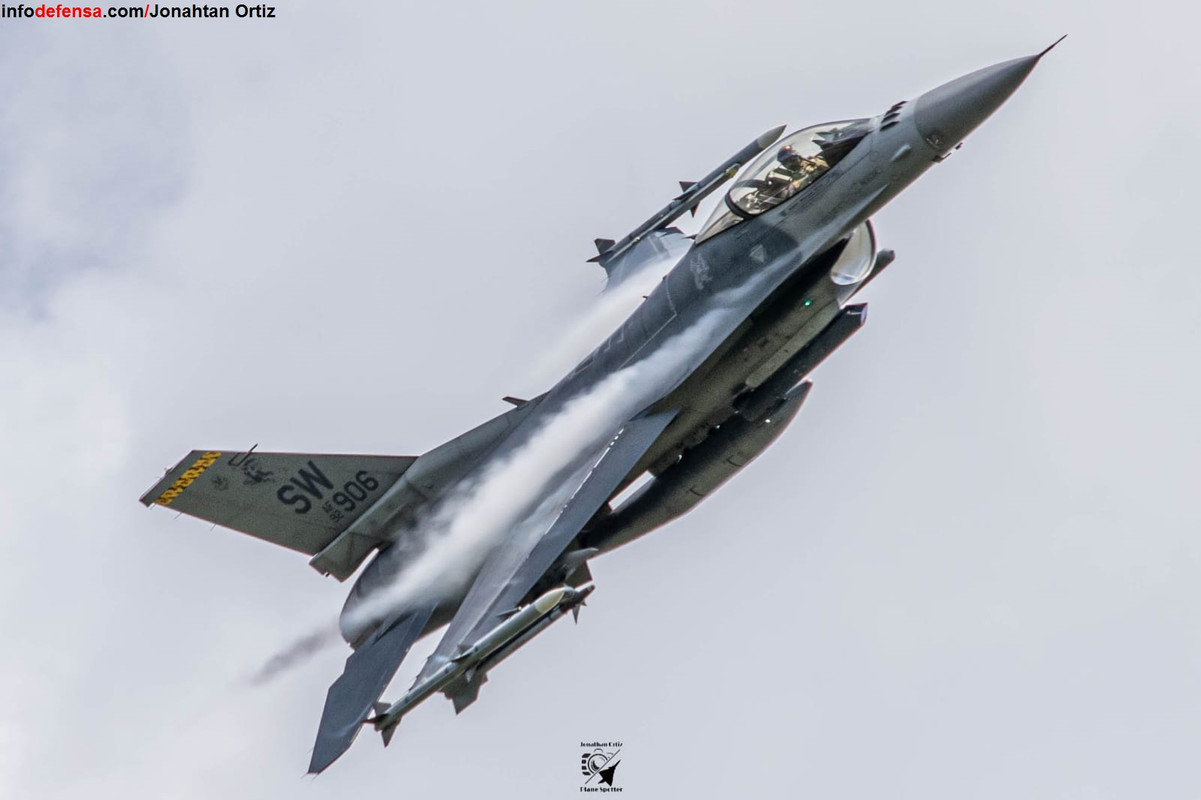 Aviones F16 y Kfir participantes en los ejercicios. Foto Jonahtan Ortiz, para Infodefensa.com  (1)