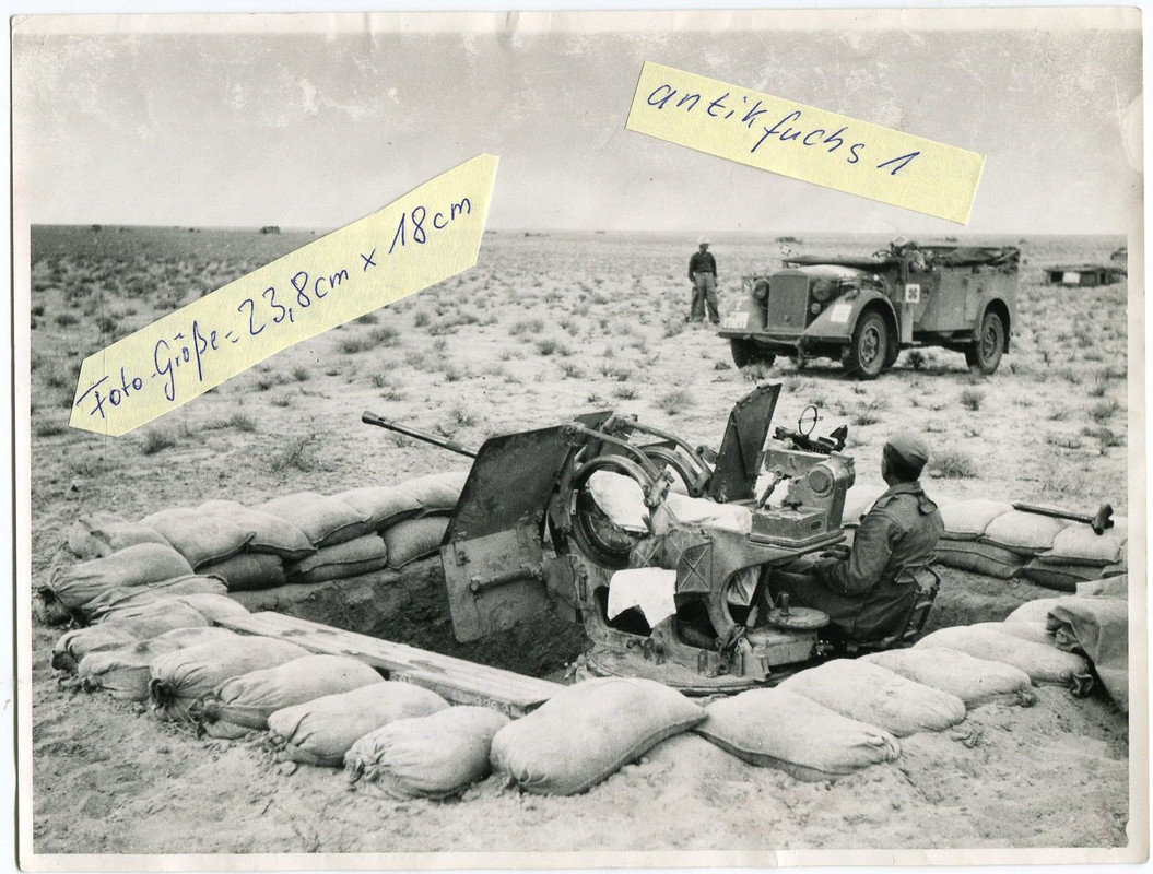 Flak im Erdloch und Kübel des Afrikakorps in Afrika im 2.WK