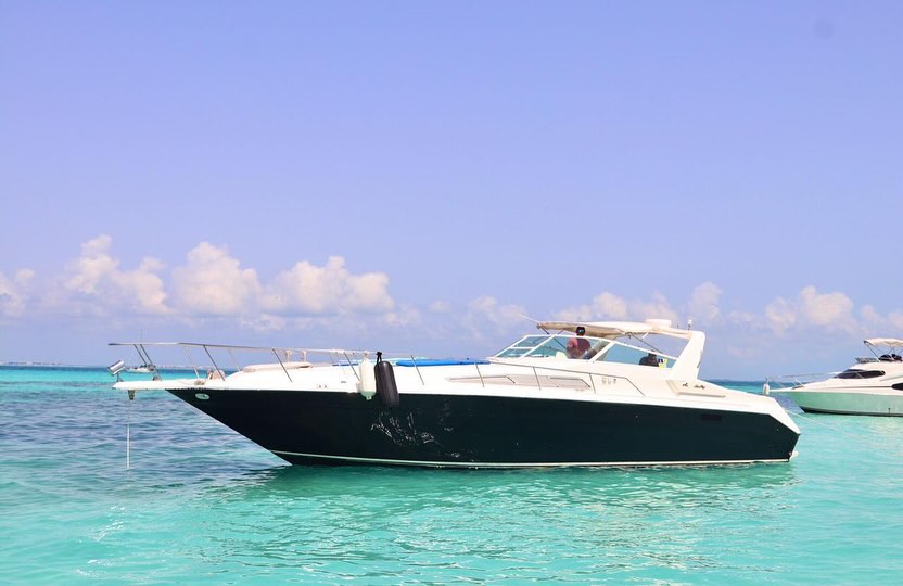 Shana 46 ft boat rental Cancun - Deck area with snorkeling equipment and professional crew service