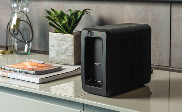 Nobreak Intelbras Attiv 700 em diferentes posições, mostrando seu design versátil.