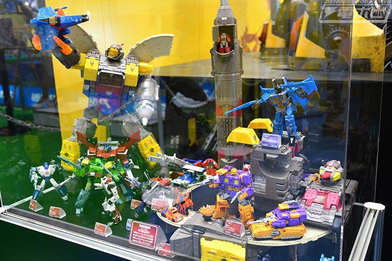 Takara-Tomy-Siege-Display