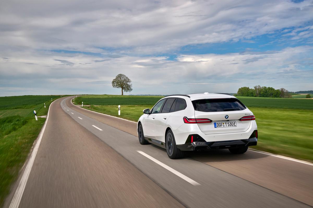 P90551884_highRes_the-new-bmw-530e-tou