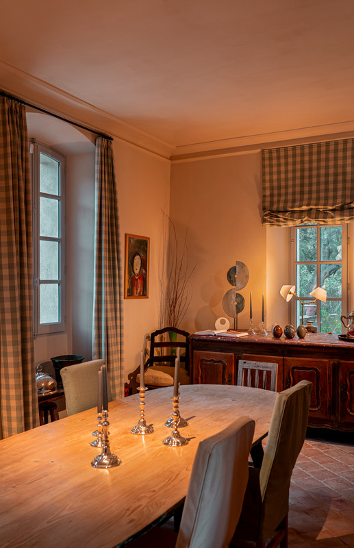 Luxuriöse Esszimmerbeleuchtung in Château Bénat, die technisches Licht, dekorative Leuchten und Kerzenlicht vereint mit bewahrten Schatten