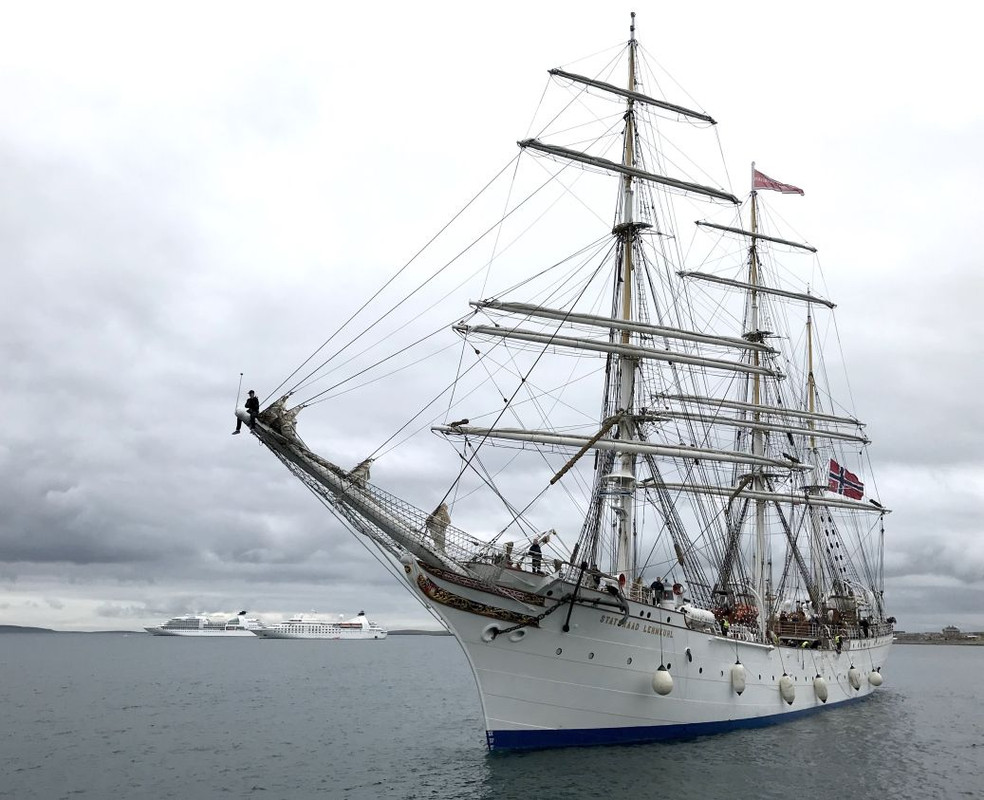 Statsraad-Lehmkuhl-arrives