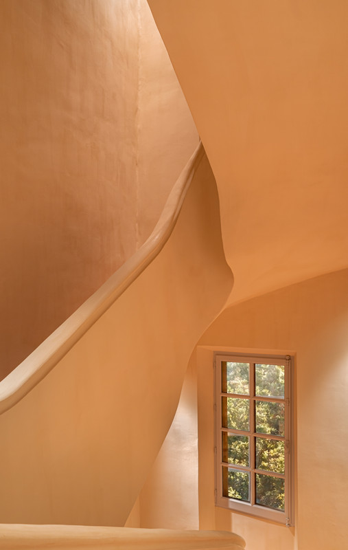 Staircase in a single-family home with lighting design for orientation, steps, wall surfaces, and safety
