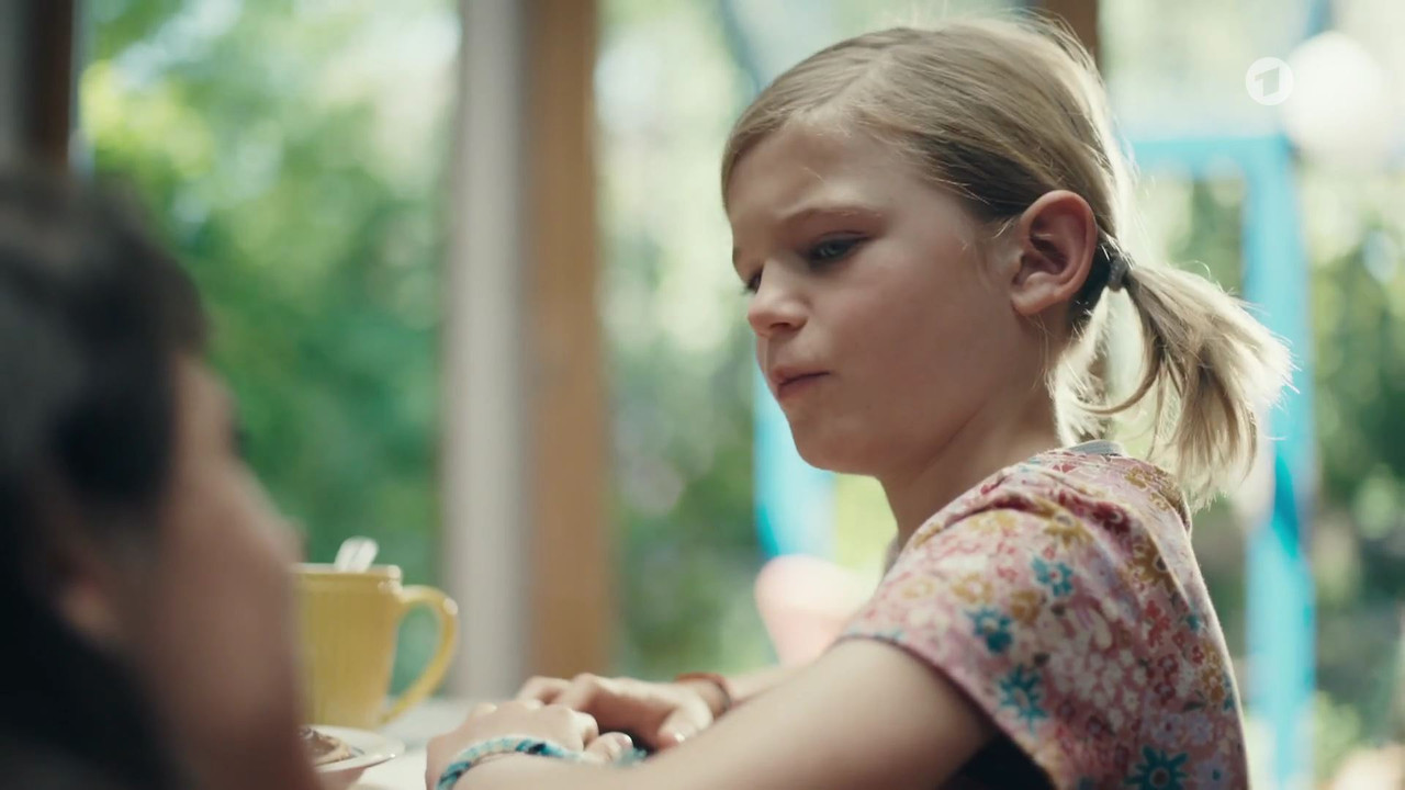 Einfach Nina (2022)_00_16_38_00_66