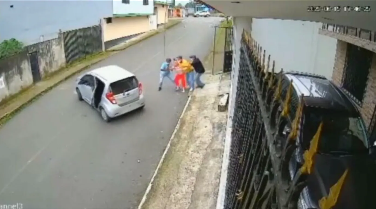Sujetos secuestran a mujer mientras apuntan con un arma a su esposo