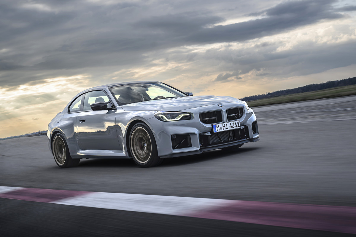 P90600845_highRes_the-new-bmw-m2-cs