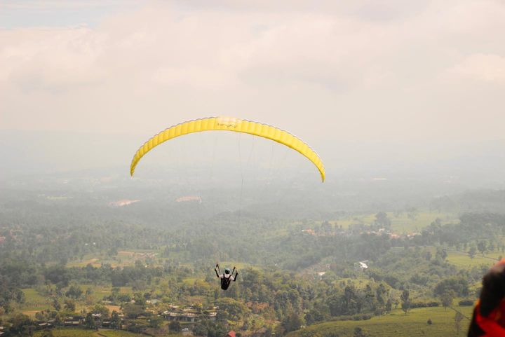 Paralayang Santiong Ciater, tempat wisata terbaru di Subang 2023.