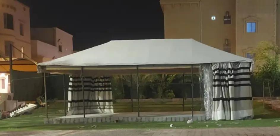 بيت شعر مع أرضيات مفروشة