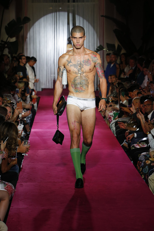 dolce-and-gabbana-summer-2019-men-naked-king-fashion-show-52