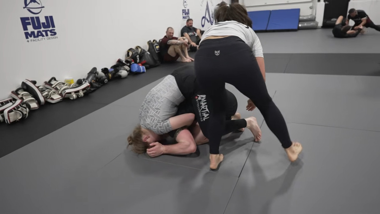 legins jiujitsu905one guys versus 3 gals roll