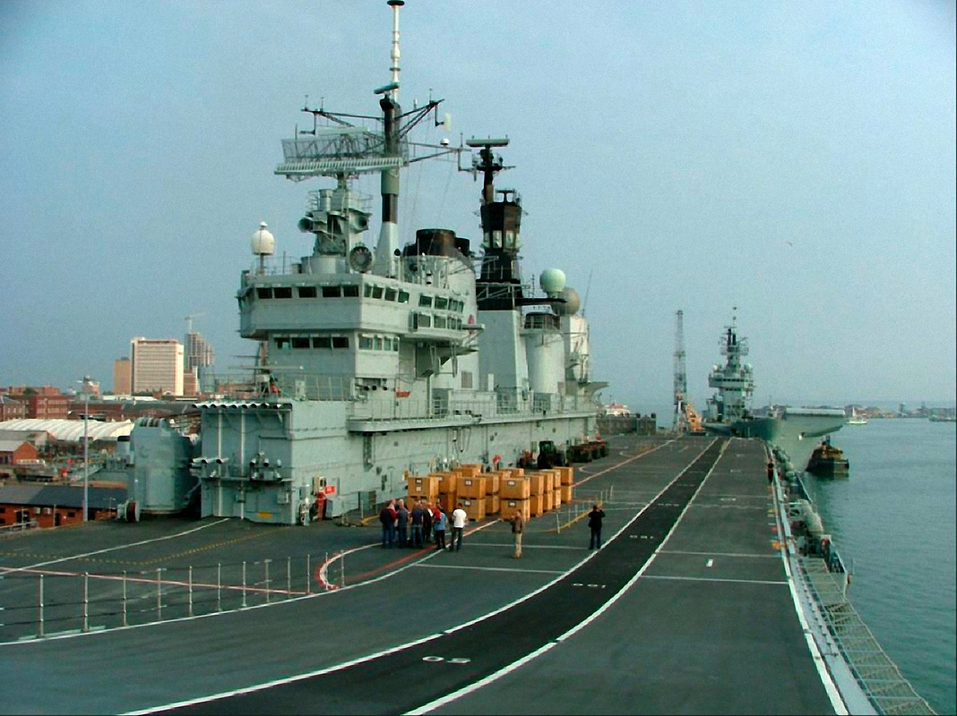 Ark Royal (R.07) вид на надстройку с ходовым мостиком-1