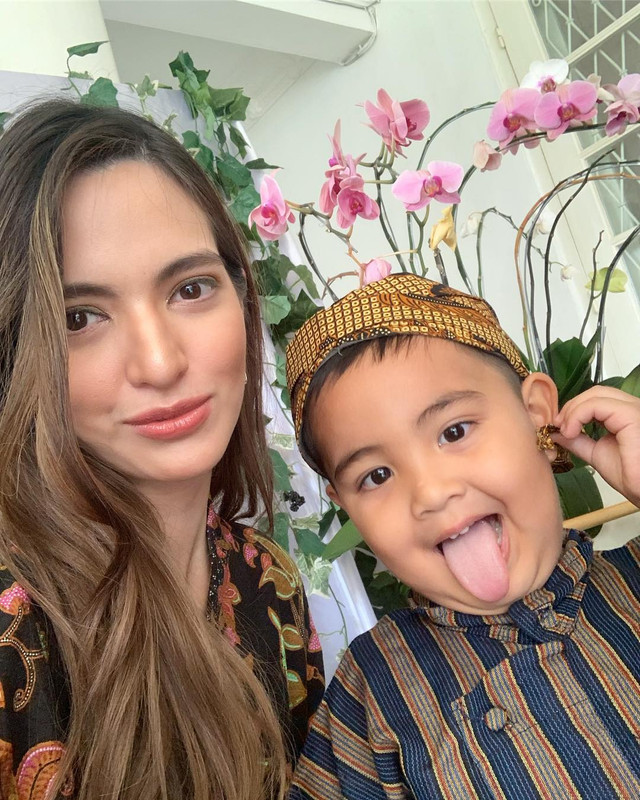 Nia Ramadhani dan Mainaka