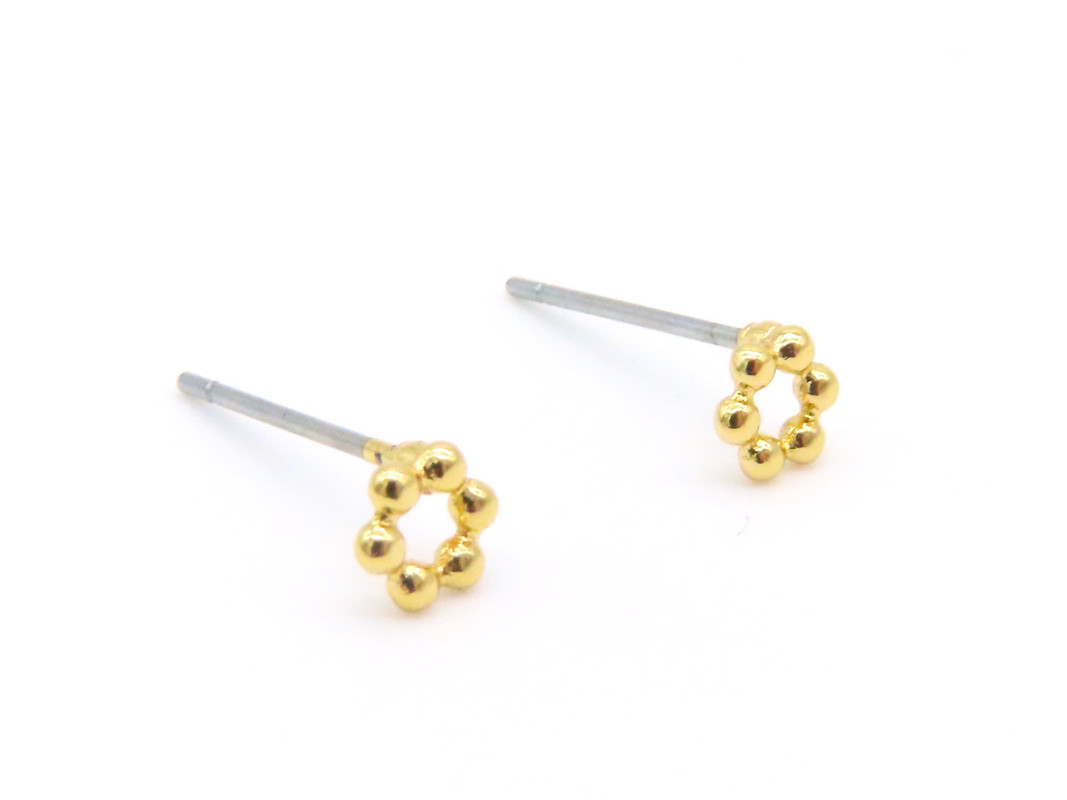 You can never have enough small studs. The Lori earring is inspired by the beautiful island Bali and immediately gives your earparty a bohemian touch. The stud can be combined endlessly, but above all they go very well together with the bohemian Daya and Blanca earrings.