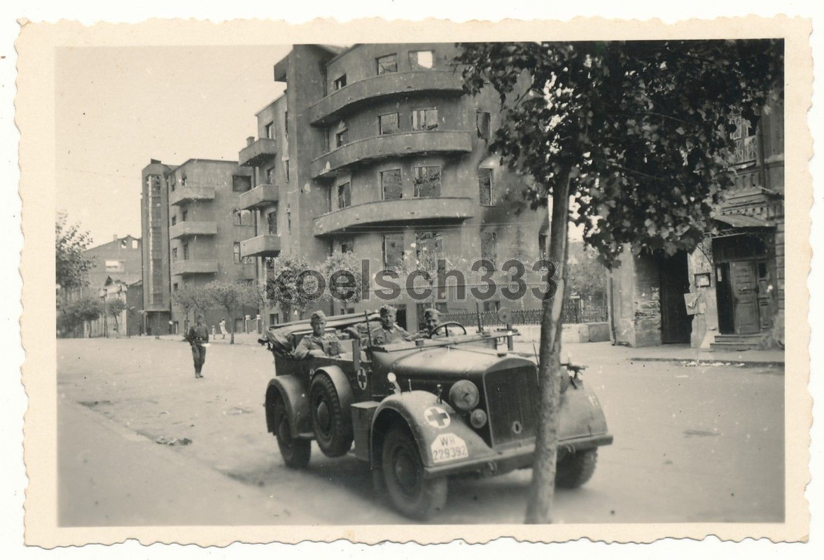 Foto Einheits PKW WH Kübelwagen Rotes Kreuz Ruinen Ostfront Balk