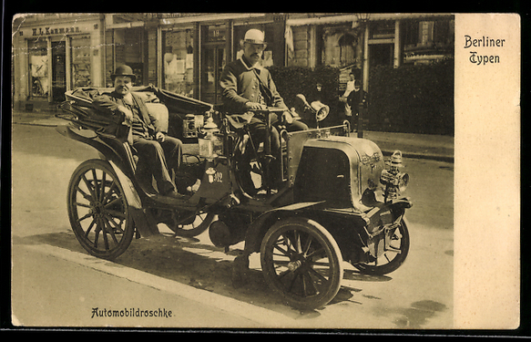 AK Berlin Auto Daimler Zwei Maenner mit Melonen in der Automobildroschke