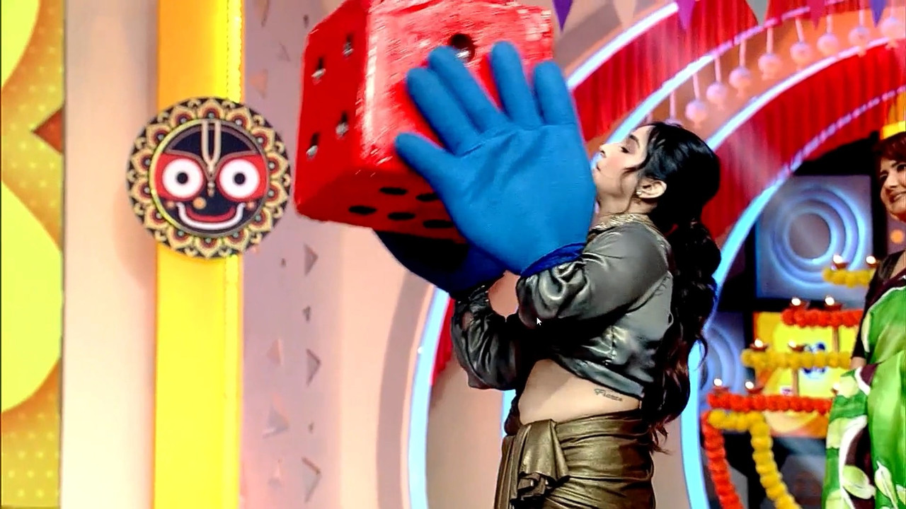 Srijla Guha Sizzling Big Navel dance in golden Saree.mp4_snapshot_00.47.665