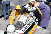 14 de mayo F1-monaco-gp-1972-brian-redman-mclaren-m19a-ford-in-the-pits-with-fashion-models