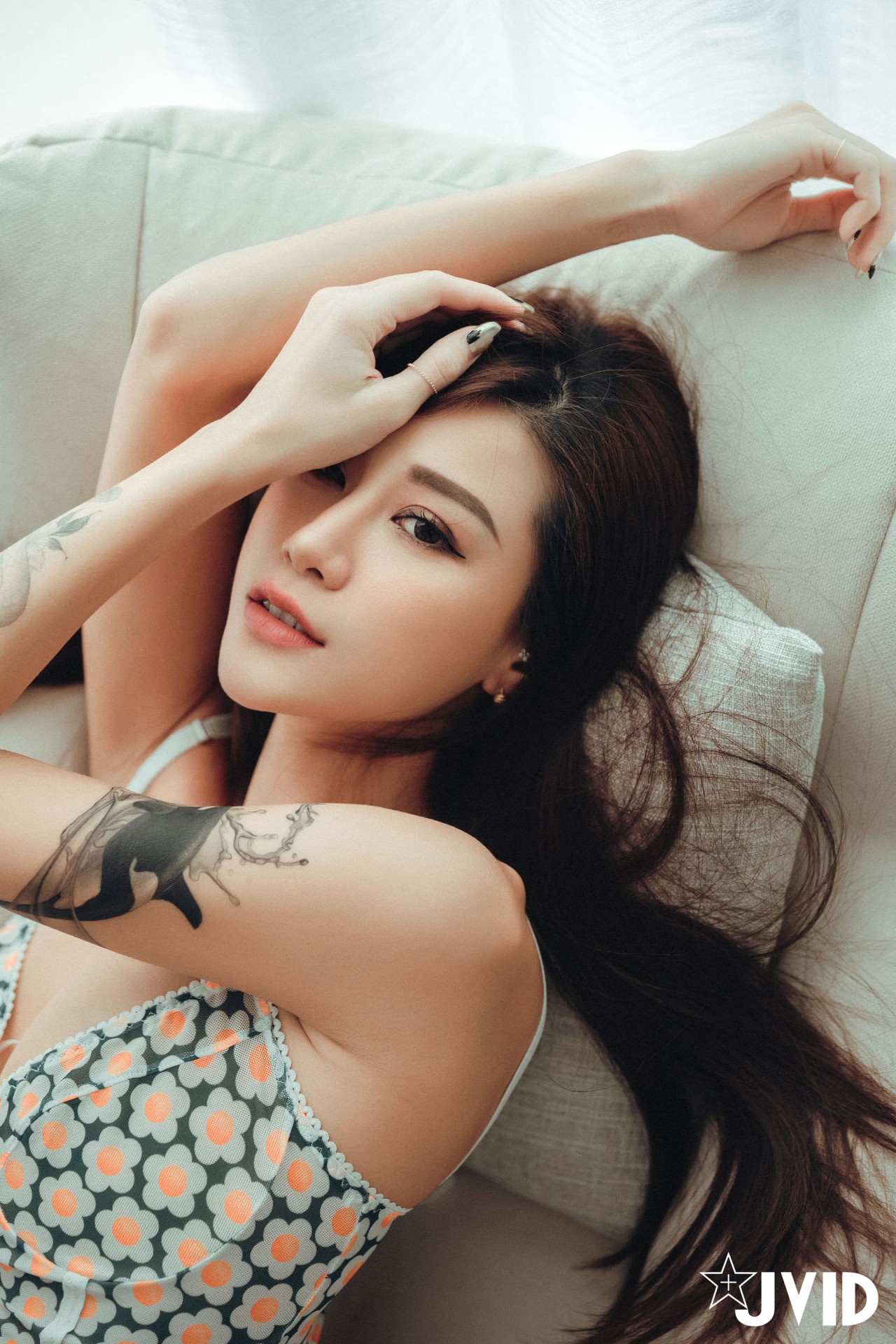 jvid写真雙囍《我の美乳室友》，沙发边的，性感与活力插图9