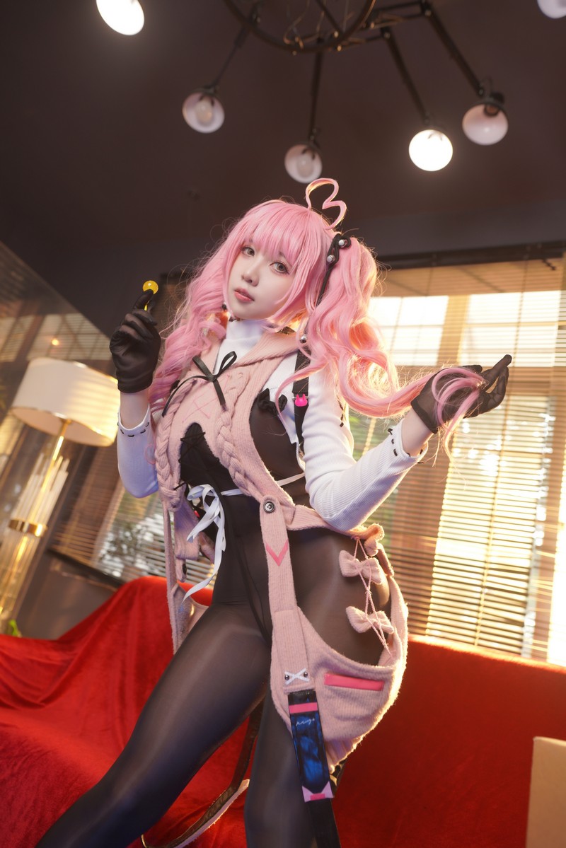 小和甜酒 Cosplay 交错战线卡提那 高清写真图集 [86P1V-523M]插图1