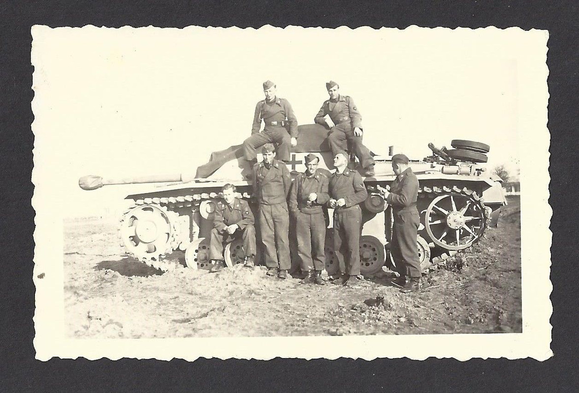 orig. Foto, Panzer, Stug, Sturmgeschütz mit Langrohr und Besatzu