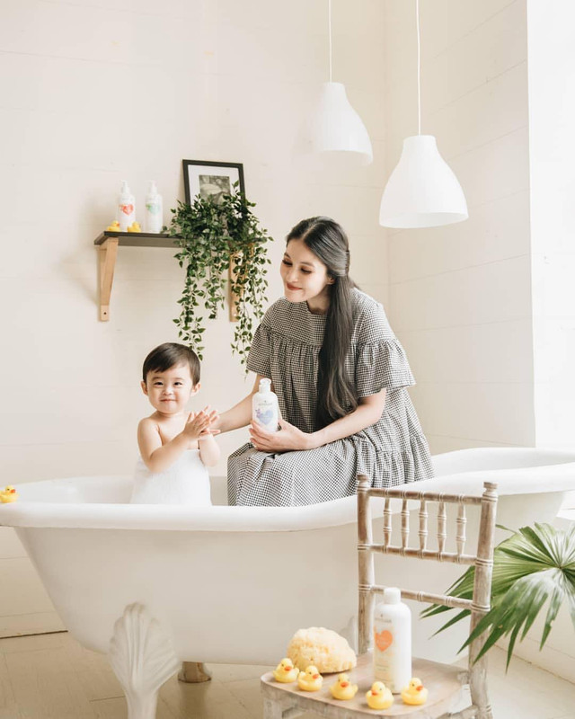 Sandra Dewi dan putra pertamanya, Raphael Moeis