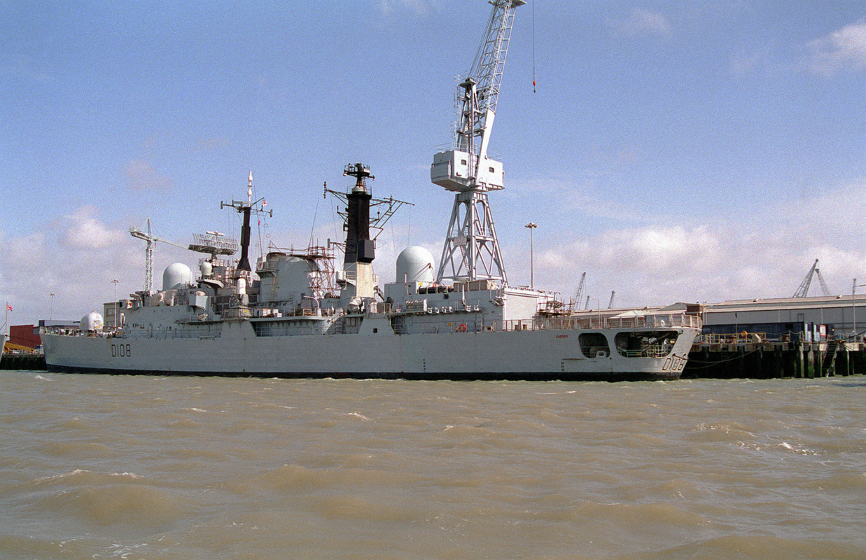 Cardiff (D.108) у причала в Портсмуте 31 марта 1994