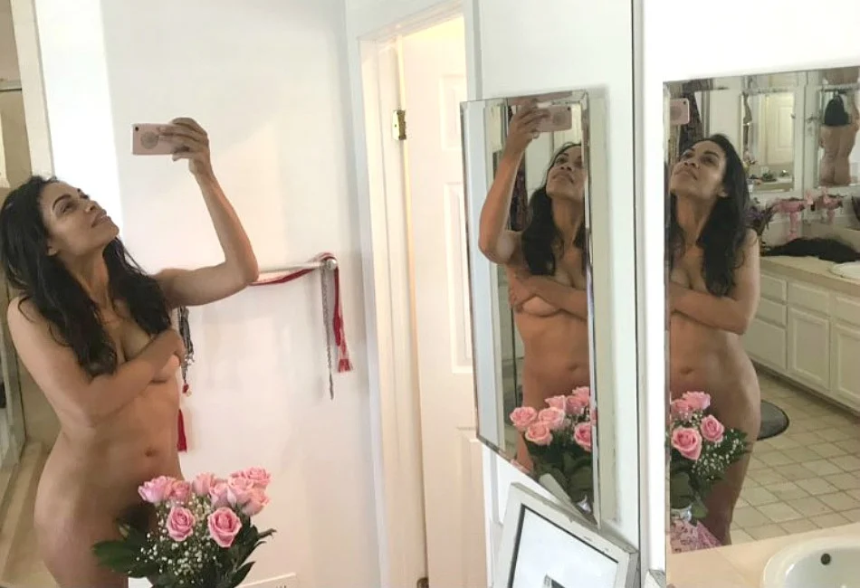 Sexy-Rosario-Dawson-birthday-selfie-without-cloth-celebmaasta