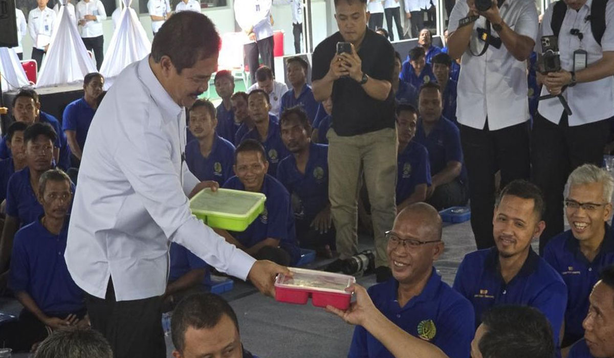 Momen Hangat Menteri Imipas Bertukar Ompreng dengan Napi Lapas Semarang! Momen Hangat Menteri Imipas Bertukar Ompreng dengan Napi Lapas Semarang!