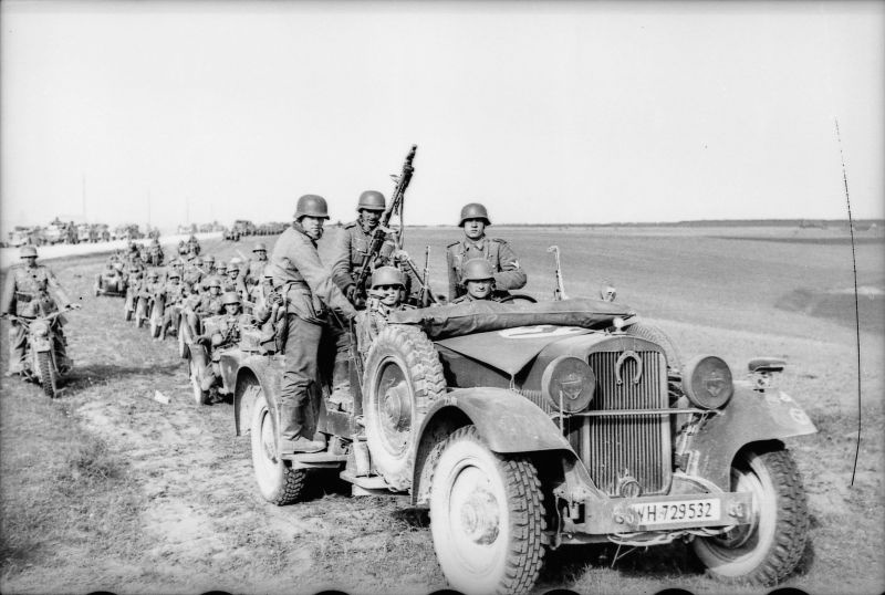 Автомобиль Wanderer W11 и колонна мотоциклистов из состава 12-й танковой дивизии Вермахта (12. Panze