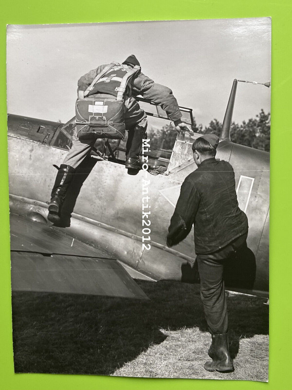 Gross Foto, Messerschmitt Bf 109, Flugzeugführer steigt in seinen Sitz (N)50719