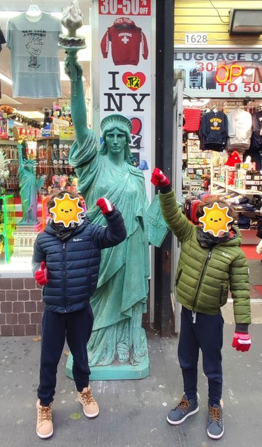 Nueva York y Cataratas del Niágara 2023 - Blogs de America Norte - Black Friday en New York > Al Woodbury de compras...y Cazafantasmas, Friends (4)