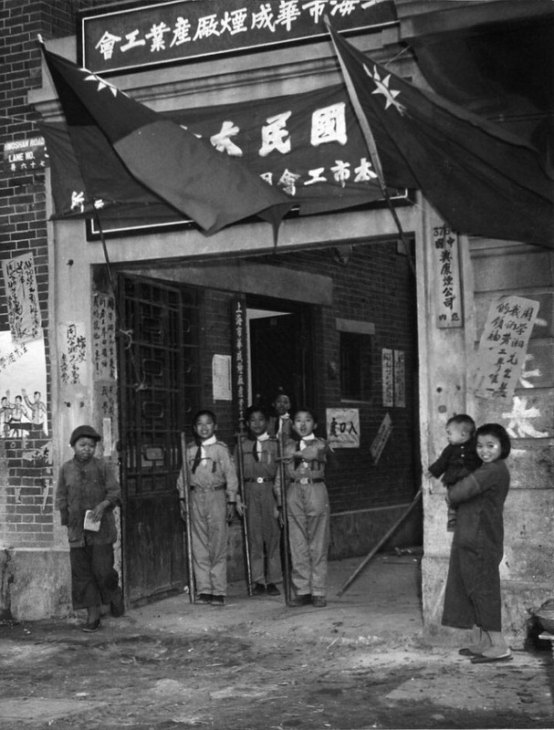 https://i.postimg.cc/NF5jnb6h/Boy-scouts-at-polling-booth-1948-China.jpg
