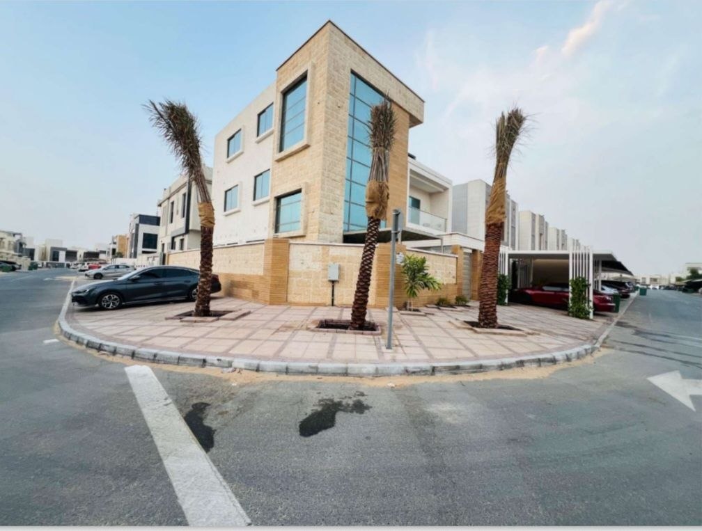 الشكل الخارجي لفيلا فاخرة في عجمان مع ارتداد واسع حولها يضيف خصوصية ومساحات مفتوحة، ويبرز التصميم العصري والأنيق للفيلا.