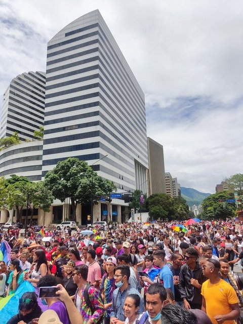 Comunidad LGBTIQ+ marchó con su orgullo en Caracas en una colorida y alegre movilización (+Imágenes) FWx-Y-ZNXEAEAw1n