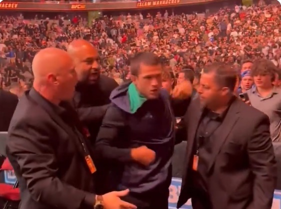 Изгониха Усман Нурмагомедов от арената в Ню Джърси