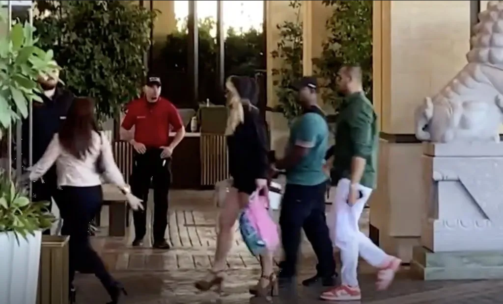 Cachetea guardaespaldas a Britney Spears