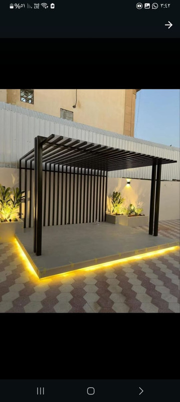 برجولة مع إضاءة خارجية