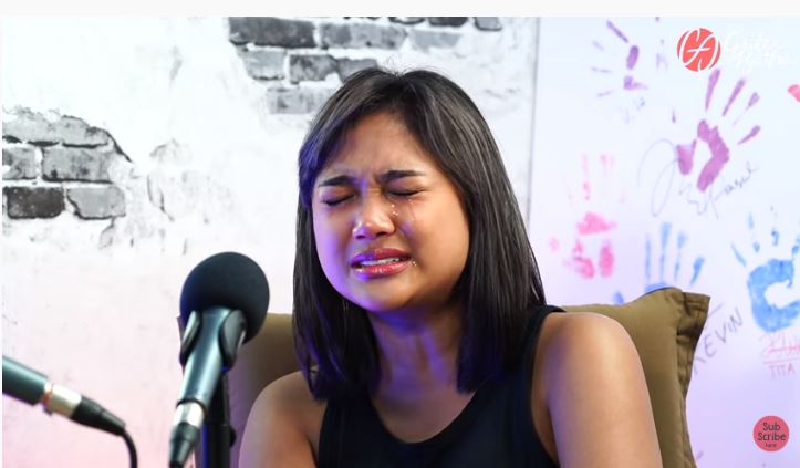 Marion Jola menangis ingat skandal video asusila yang menimpanya.