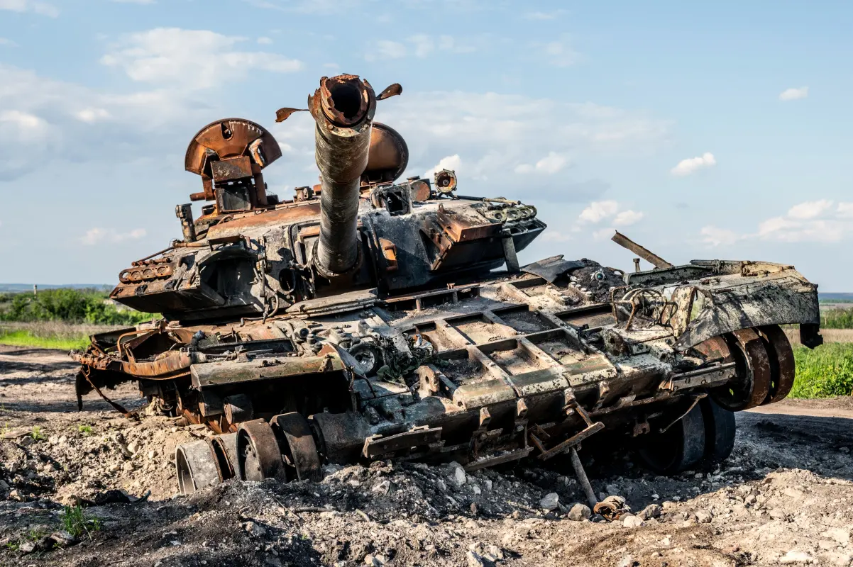 https://i.postimg.cc/NF8b3VM9/destroyed-russian-tank-near-sulyhivka-kharkiv-oblast-v0-n7gwxoujug1b1.webp