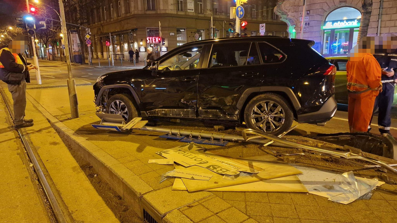 Migránsokat szállító Toyota csapódott villamosmegállóba a Józsefvárosban –  Balesetinfo