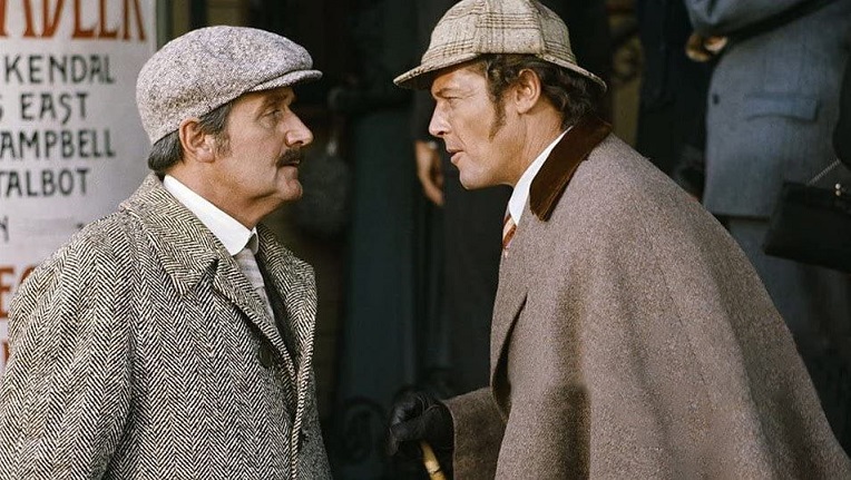 MARRIED-WITH-CHILDREN-ROGER-MOORE-1.jpg
