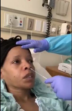 Saat tenaga medis akan memasukkan alat tes swab ke hidung pasien