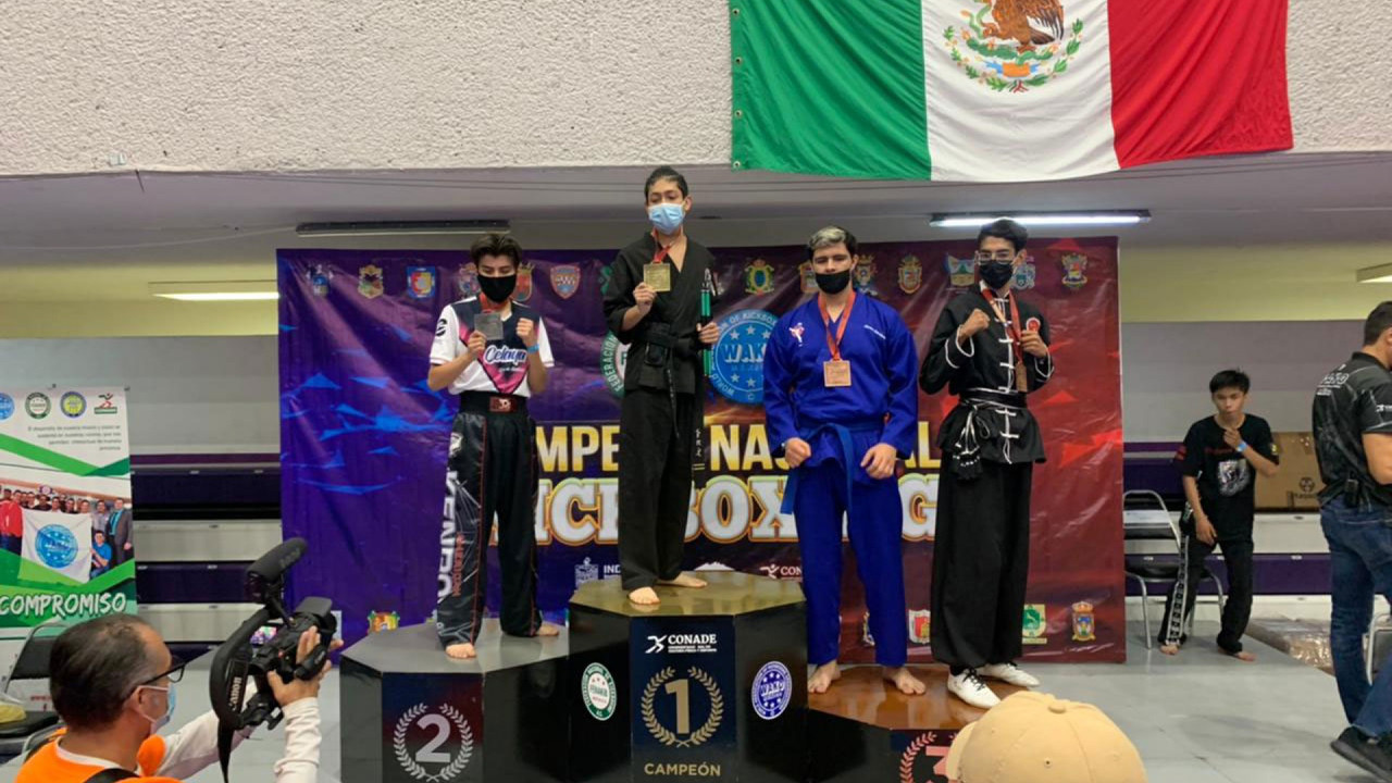 Peleador mexicano gana medallas de oro y plata en Mundial de Kickboxing