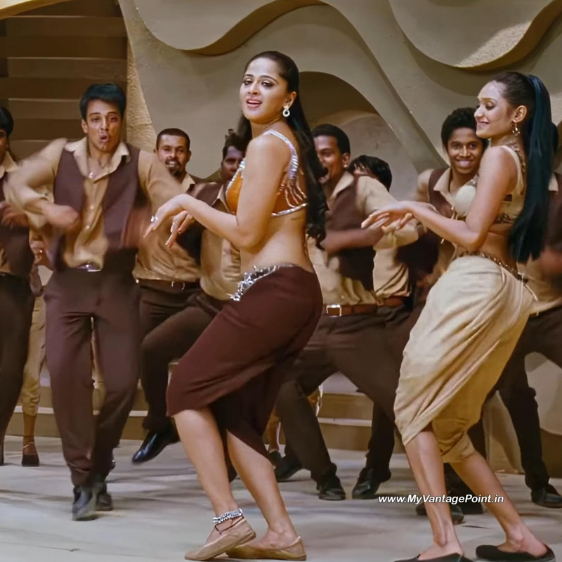 2-Anushka-Shetty-Hot-in-Singam-2-in-Kannukkulle-Song