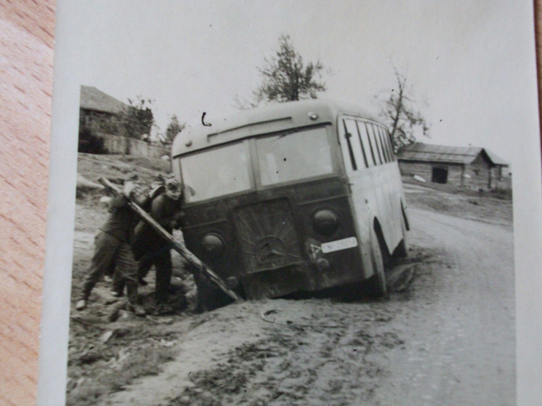Bus Mercedes Benz des Heeres , bei Schlüsselburg