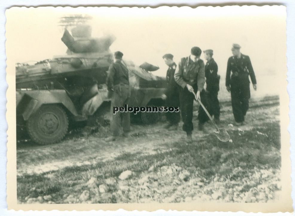 zerstörte deutsche 8-Rad Panzerspähwagen mit Bes